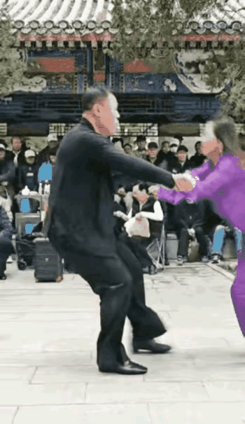 这两个人身体素质太好了，胜过年轻人。两个人应该都有一把年纪了，但是跳起舞来虎虎