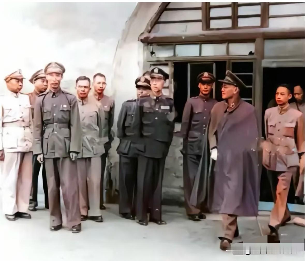 1947年，蒋介石唯一一次在延安窑洞前的一张照片。他穿着大氅，戴着白手套，手拄