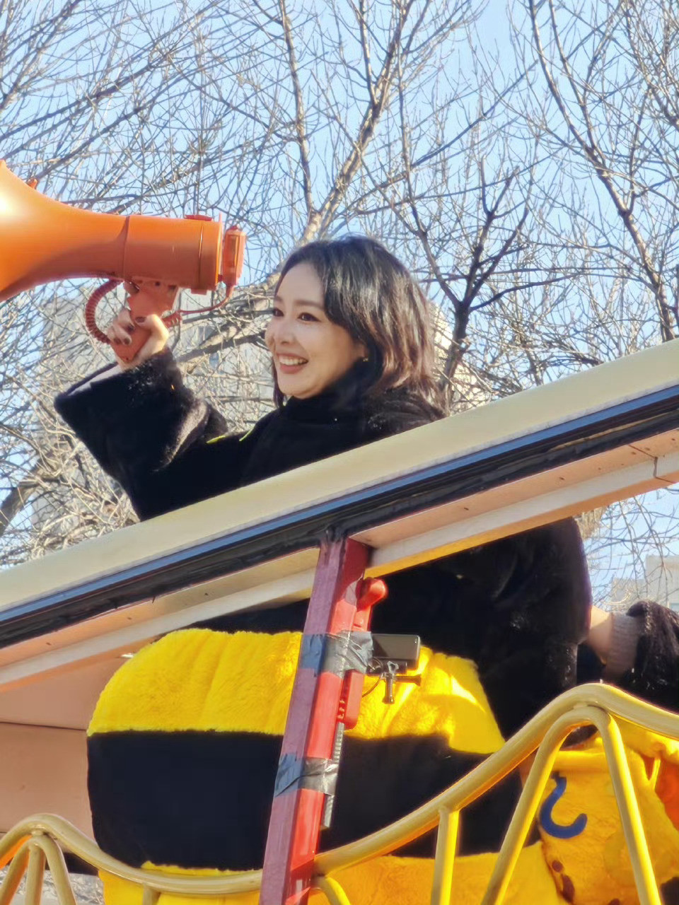 好可爱呀网友带着自家狗狗去看高叶，结果高叶比起人来说，先认出来的是狗狗不得不