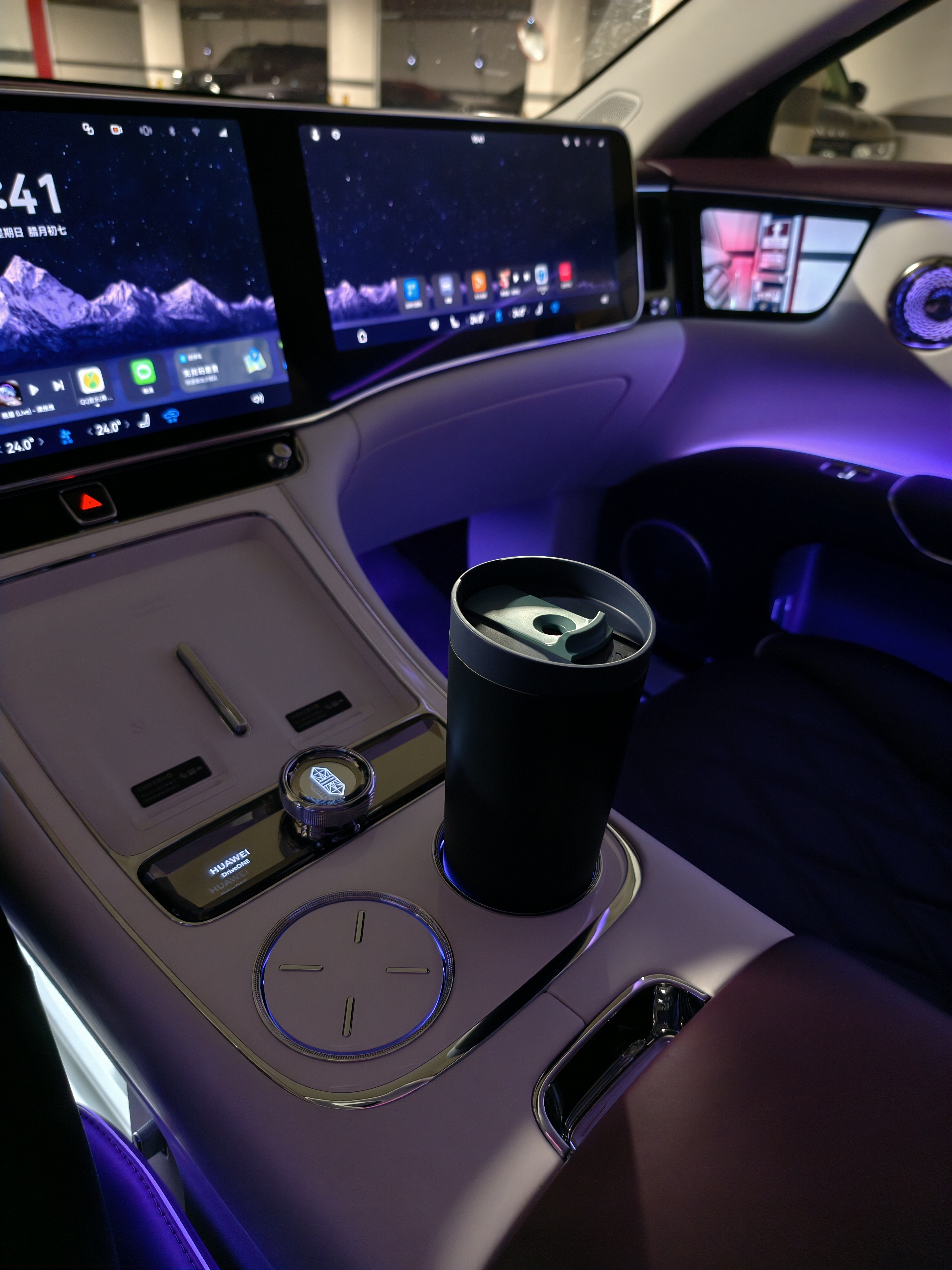 今天没带健身包，我发现只拿一个水杯在路上走的时候，很像是中年人拿着一个保温杯