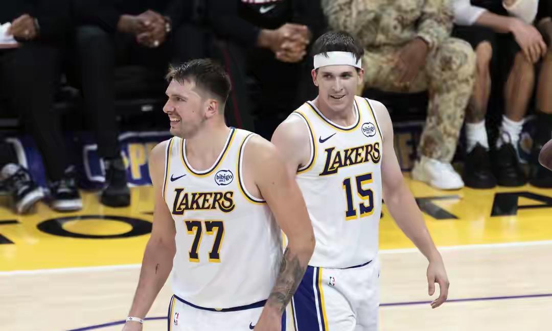 湖人队不要维金斯了，转头要琼斯？！据名记MarcStein报道，湖人希望围绕