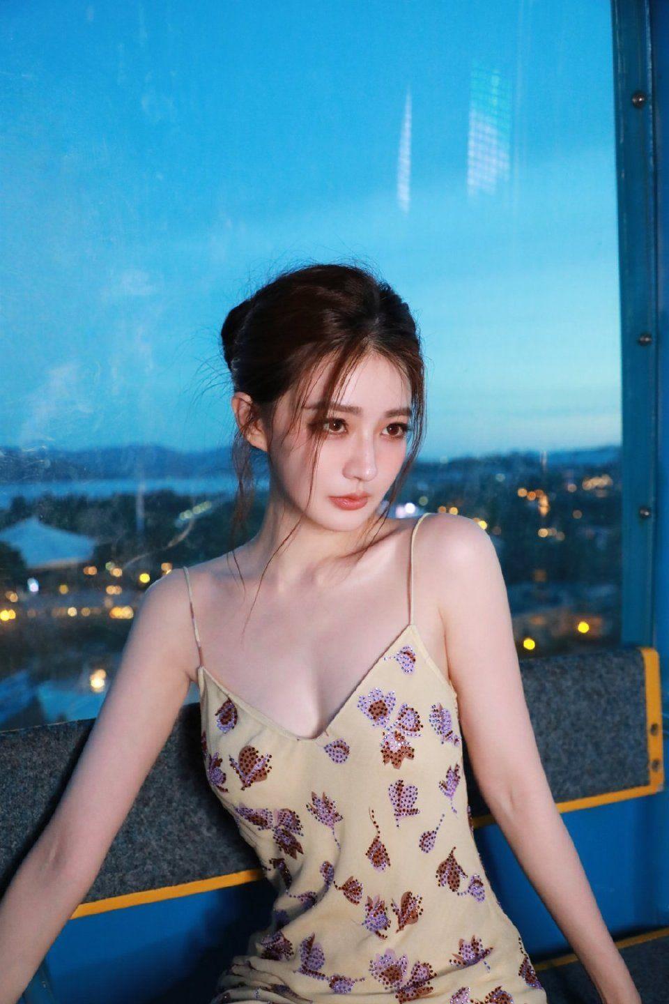 徐璐黄昏把天空揉成一块软蓝我坐在摩天轮的格子里看城市的灯火，像碎钻落