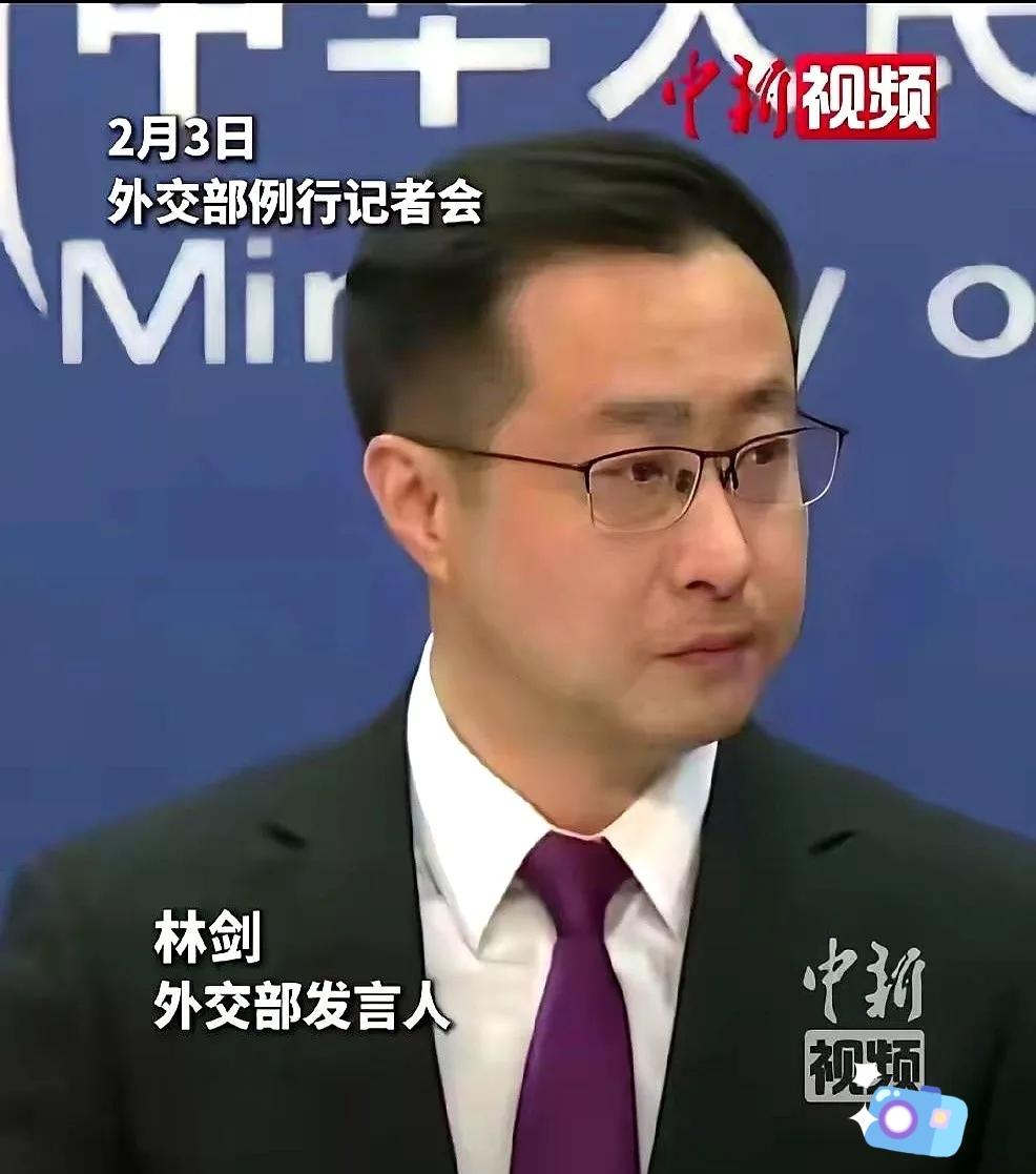 外交部记者会，一个日本记者拿到了话筒，整个人的腰板都挺得笔直。他清了清嗓子，对