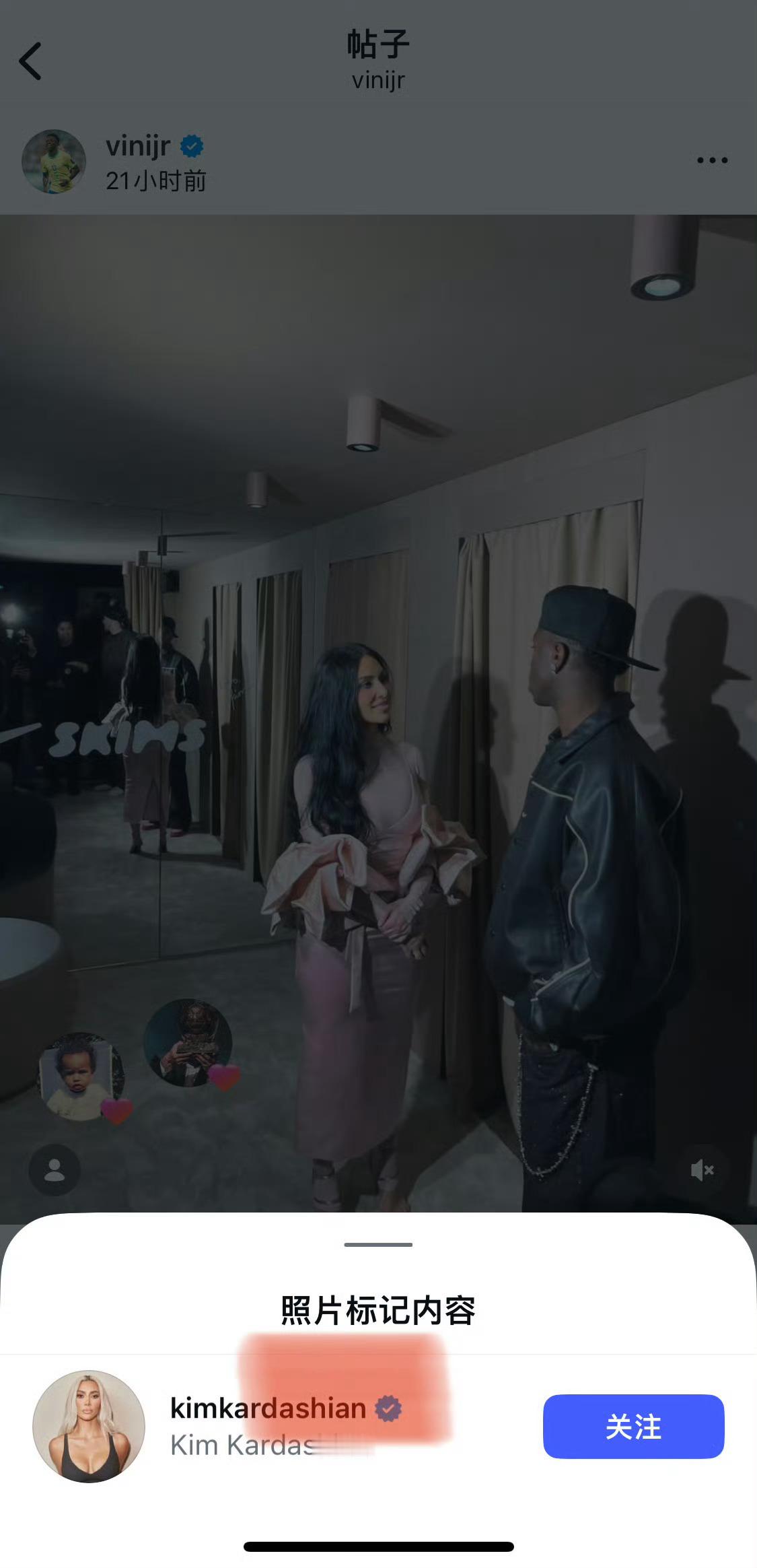 在金卡戴珊和熊合照这看到老汉的大拇哥🥷