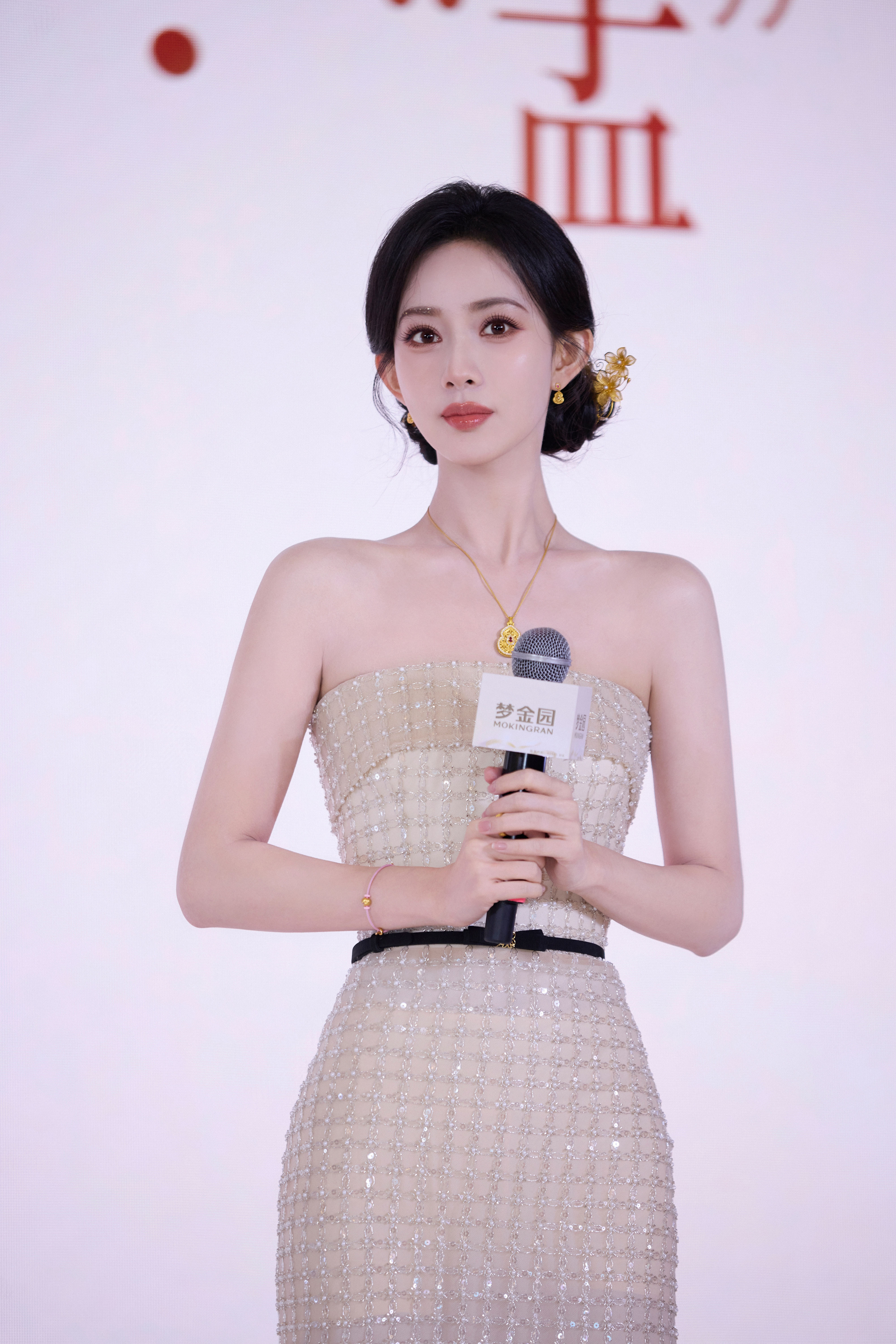 时尚圈开年惊喜！孟子义作为梦金园亚太区代言人，线下活动以“鎏金公主”造型惊艳全场