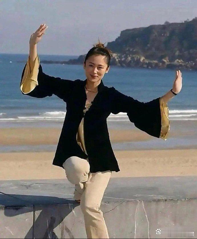 年轻时期的陈红颜值惊艳绝伦，绝代风华，也难怪陈凯歌对她一见倾心。
