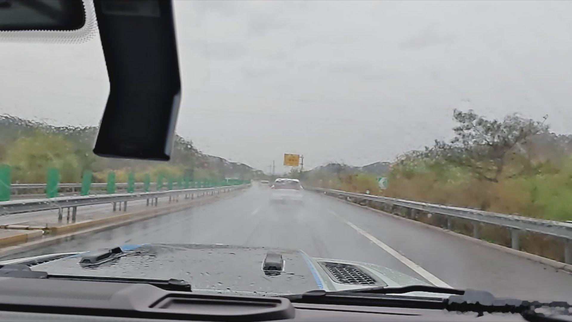 北京雨雨雨雨虽然下雨，但是今天返程高速车流量意外的少各个服务区的加速引导装桶也收
