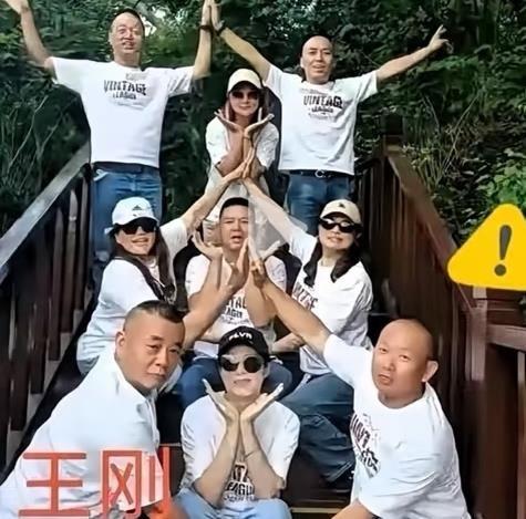 一个人得干多大的事，才能让一条自驾线上的民宿老板，看见车牌就摇头说没房。重庆老王