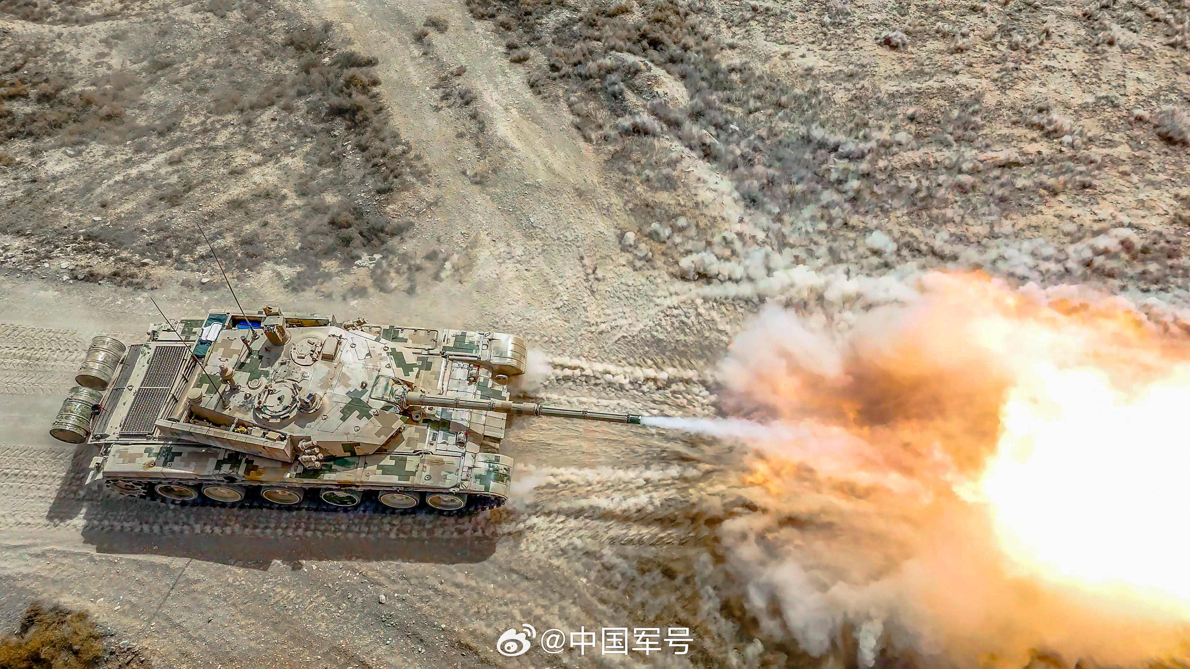 【铁甲轰鸣！坦克实弹射击压迫感拉满】近日，陆军某旅严密组织坦克分队实弹射击考核。