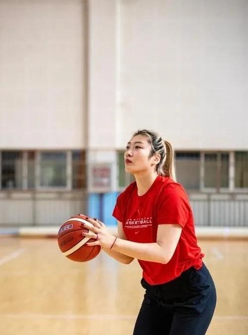 李梦减肥成功只为备战亚洲杯为了备战2025年女篮亚洲杯，中国女篮从北京时间6月