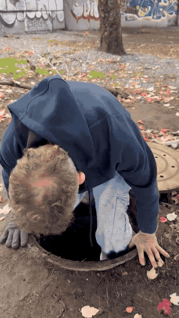 侠胆雄狮回归：美国无家可归者现在都住下水道！记者采访美国波特兰的无家可归者，这位