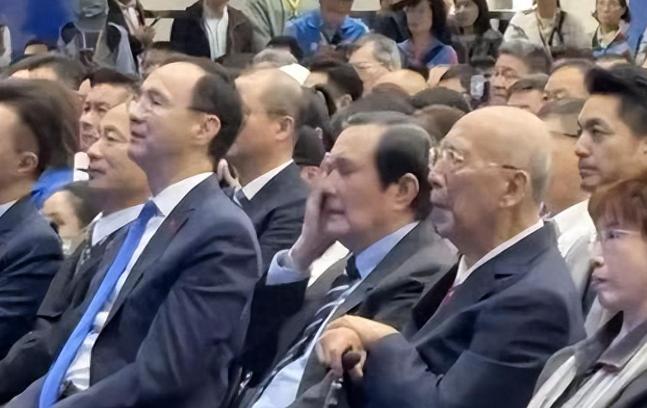 郑丽文就职演讲,马英九感动落泪;洪秀柱给出建议,两岸谋求统一11月1