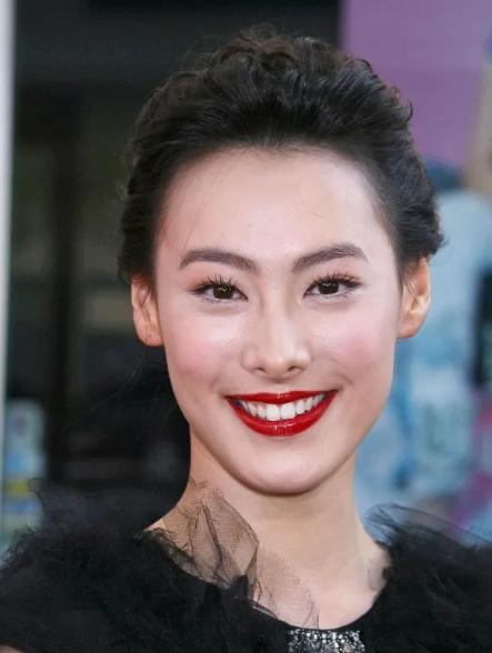 电梯门刚打开，杨受成带着保镖堵在太子酒店走廊，指着李泽楷身边的梁洛施：