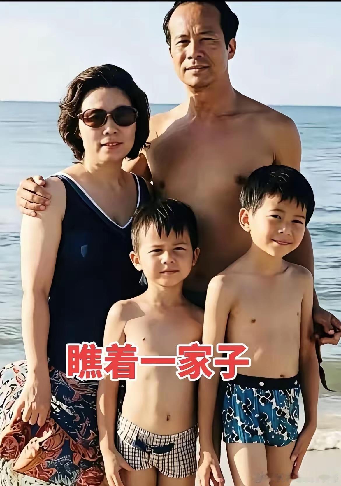 上世纪70年代，一张珍贵的海边合影定格了李嘉诚一家四口的温馨时光。照片中，李嘉诚
