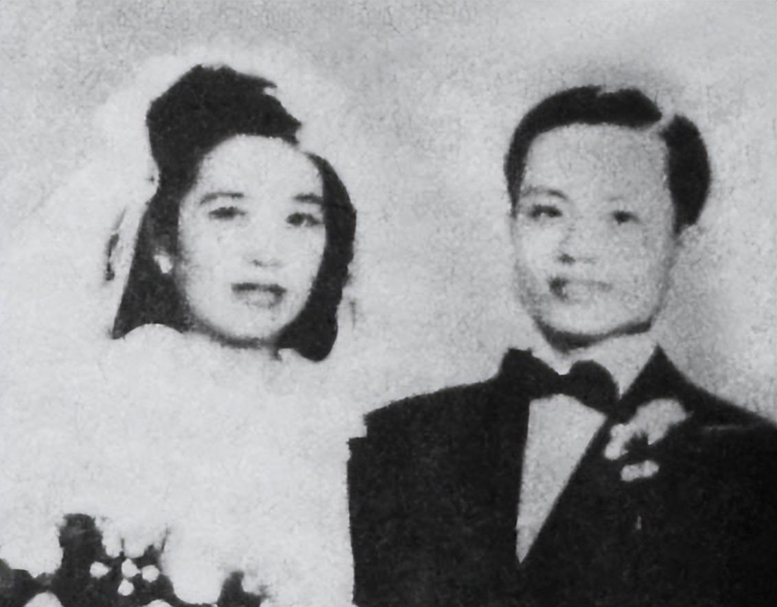 1947年，一群特务突然出动，强行闯入了北平的一户人家，并搜出了一部电台。但特务