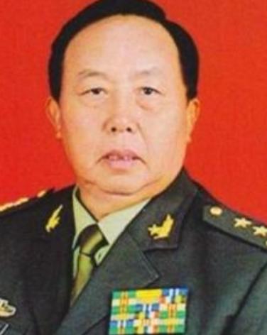 何其宗，自卫反击战英雄，1990年荣升中将，却在56岁时突然退役，定居四川营山，