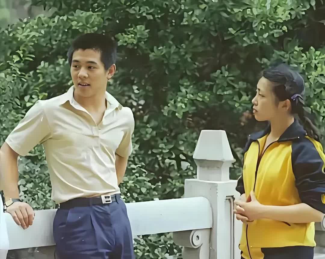 昔日李连杰和黄秋燕在北京一张合影照，李连杰初出茅庐，真的阳光帅气，潇洒飘逸，青春