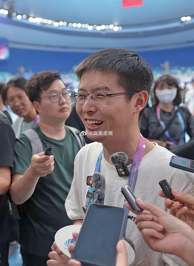 王兴兴上市前开怀大笑上市后面无表情​
