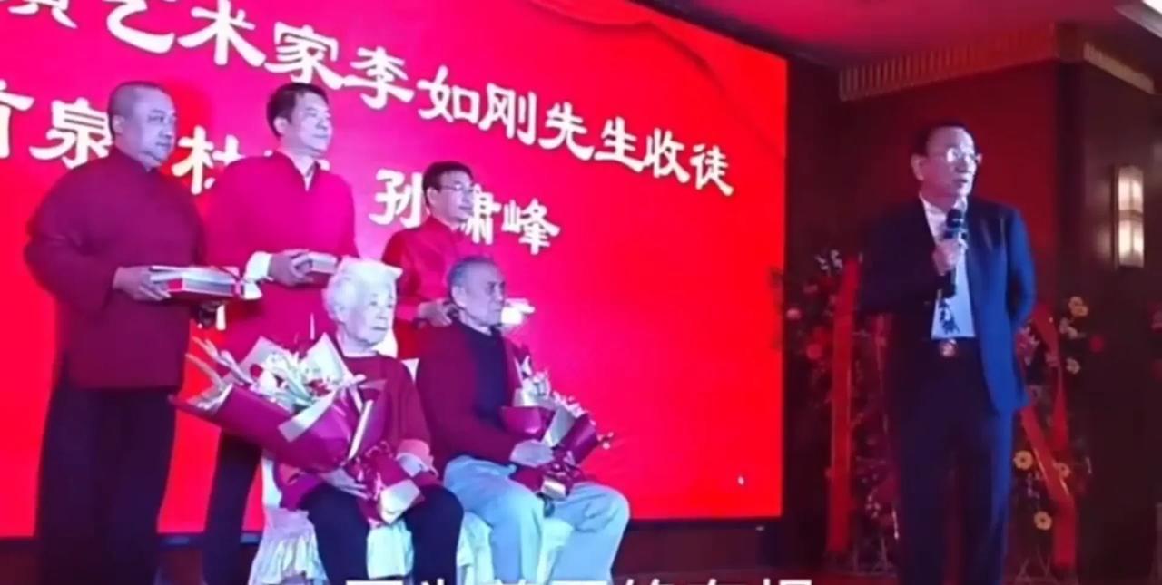 侯耀华没有参加杨老五的收徒仪式，而是去了师哥李如刚先生的收徒仪式，看来侯老师能分