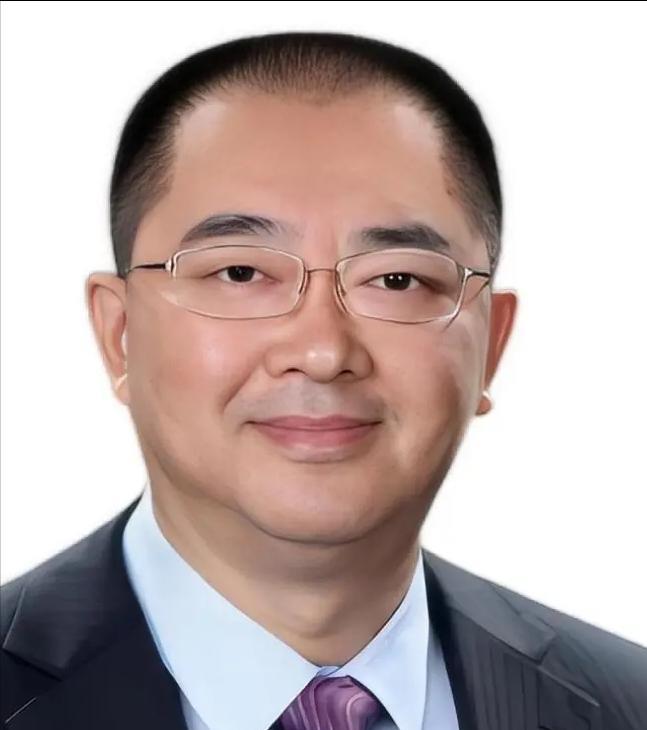 他的工资是每天77万，月薪2300万。他就是恒大“二号人物”夏海钧，年薪高达的2