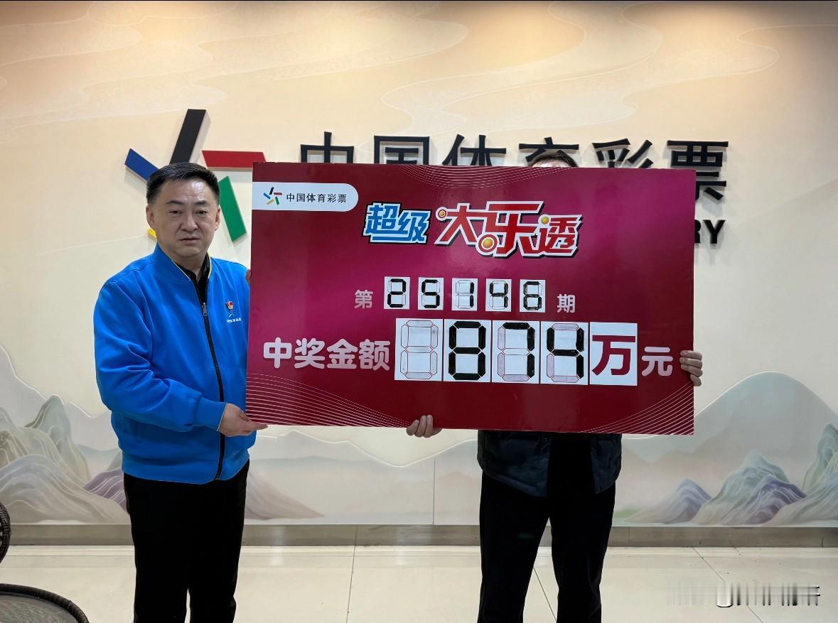 905万落袋为安，12月24日，大乐透第25146期一等奖得主齐先生（化姓）现身