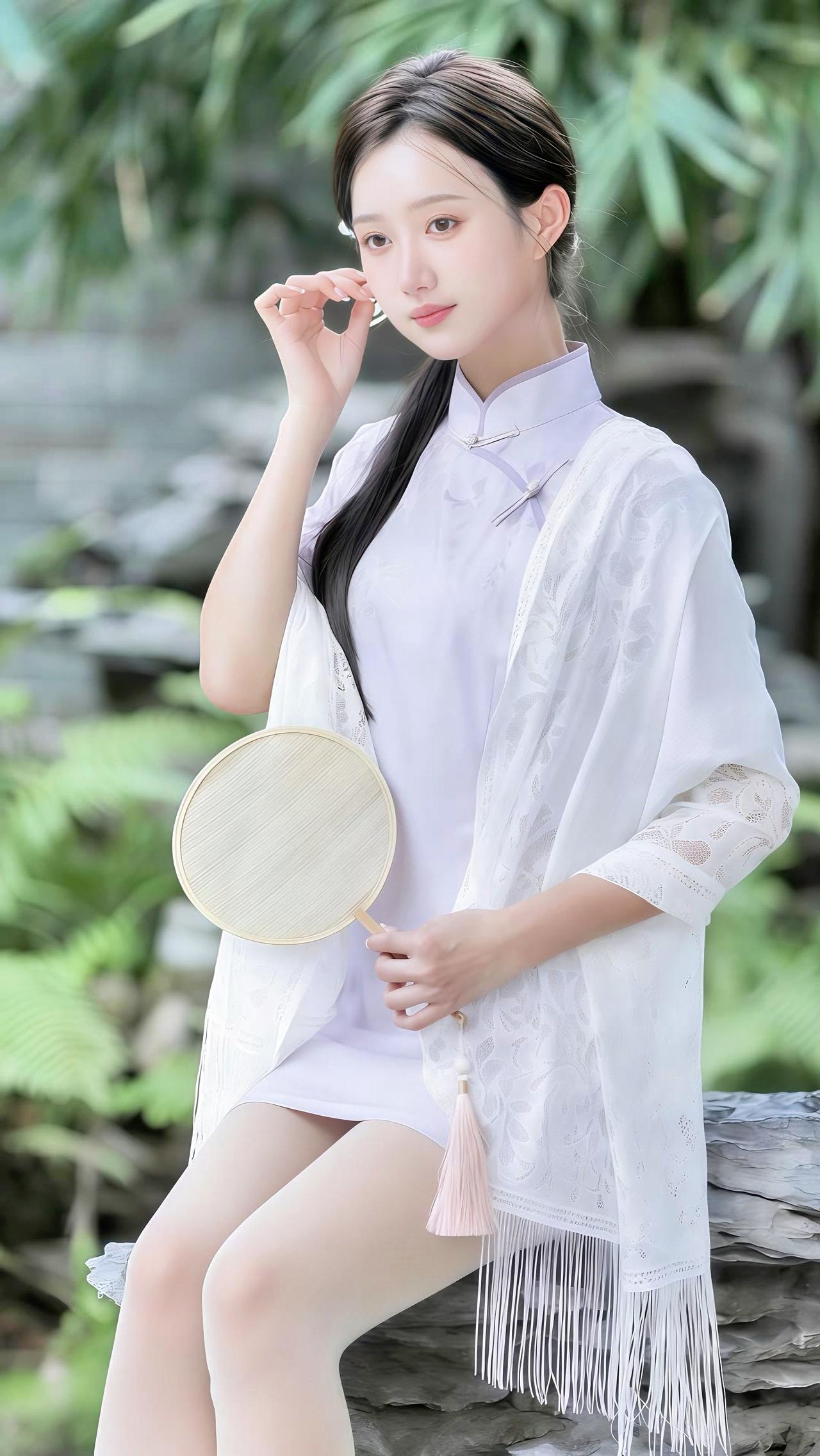 古风少女，轻纱遮面，手持团扇，静坐绿意盎然中。