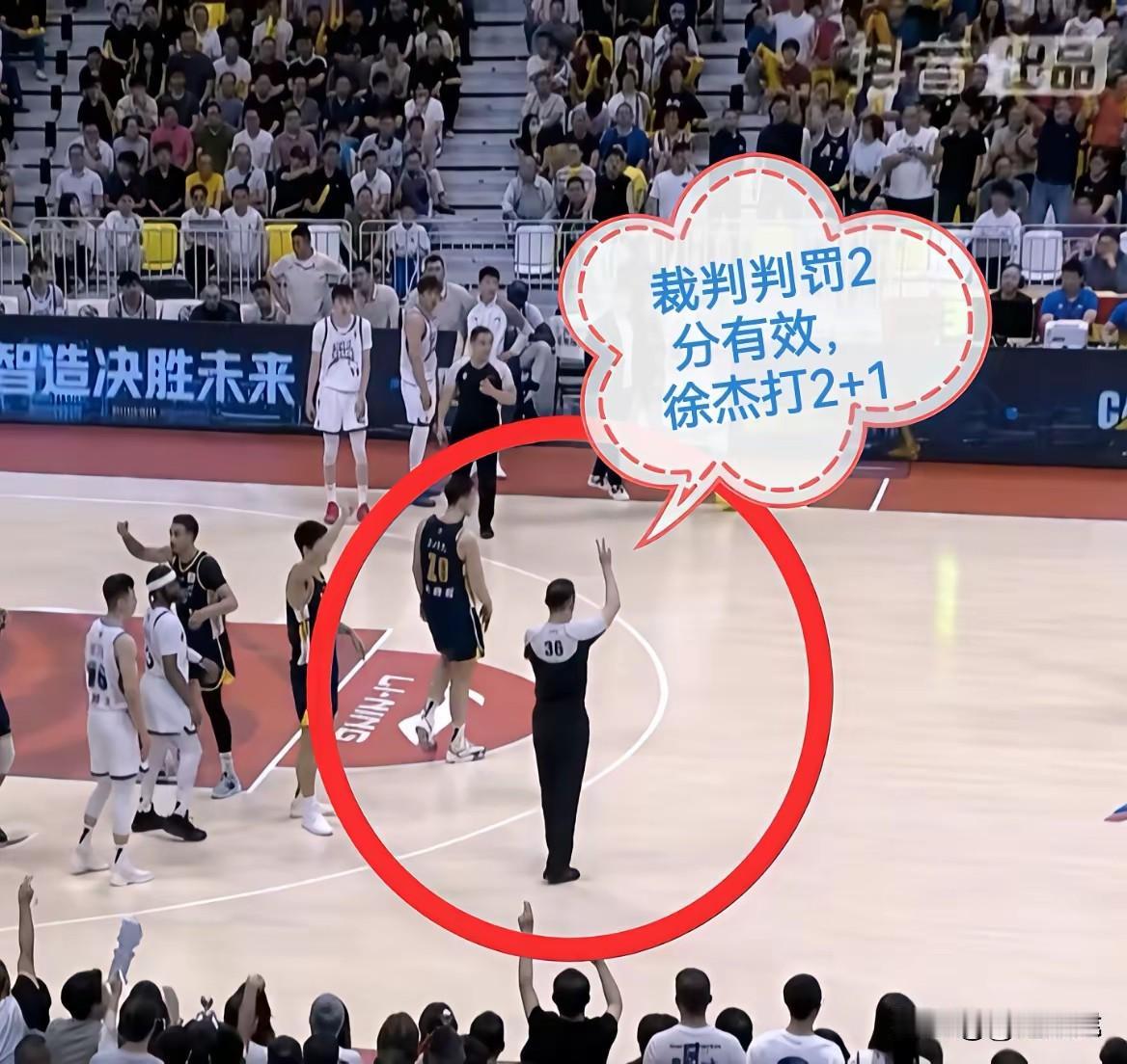 最后17秒三大争议哨！1.王洪泽好防守被吹昨晚广东宏远主场对阵宁波，双方比分