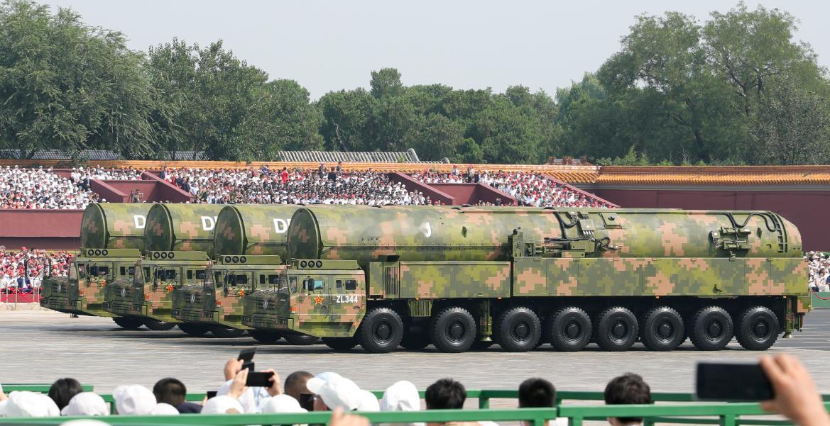 九三阅兵落幕第二天，网上冒出一个热议话题。东风5C为什么不完整组装整车亮相？网