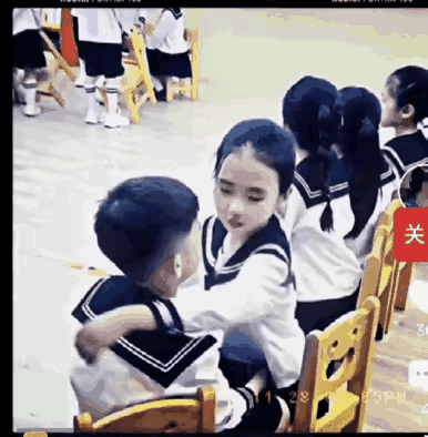 现在的孩子做出来的一些行为，大人应该警惕了，由于现在手机的普及，幼小的孩子接触了