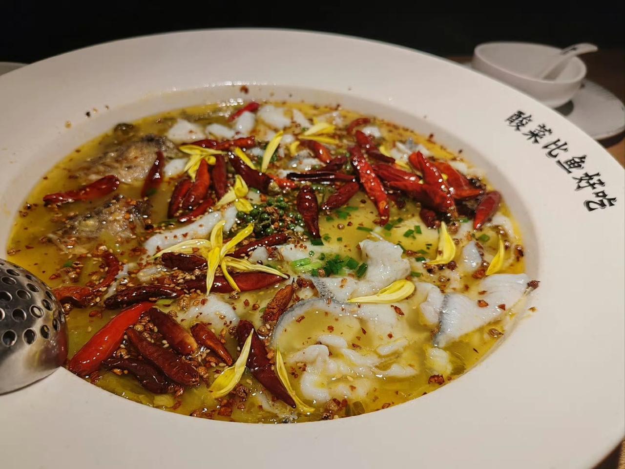 曾几何时，太二酸菜鱼是餐饮界的顶流，独特的暗黑系装修风格，配上“超过四人就餐不接