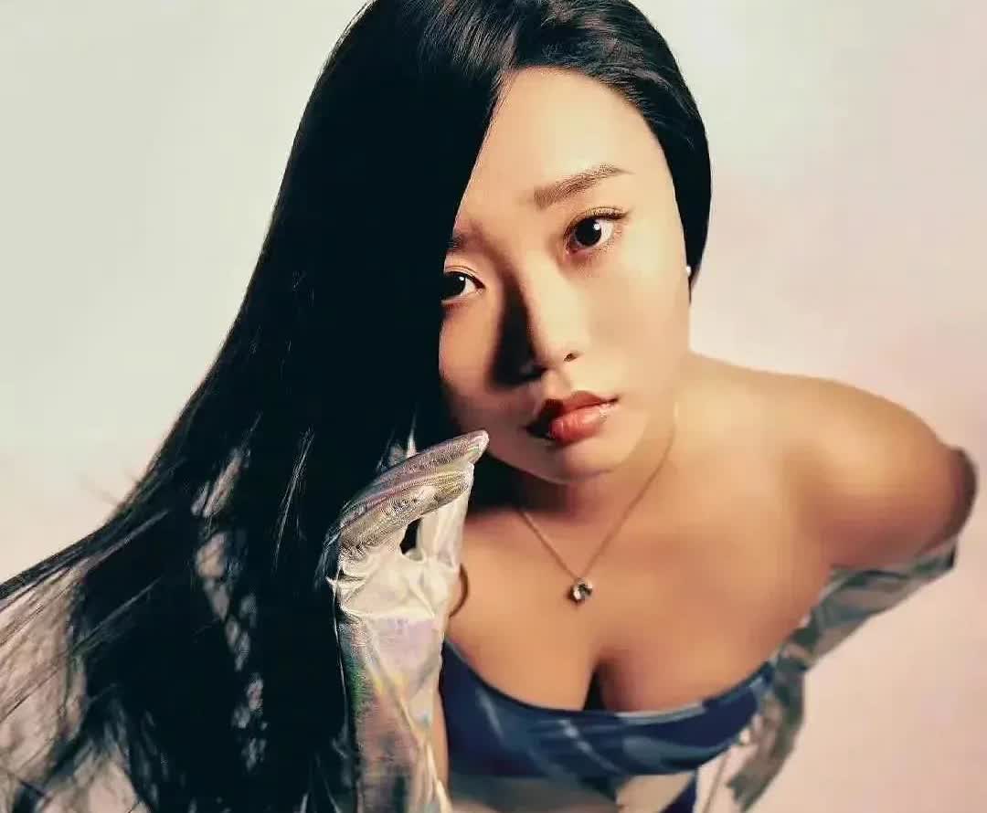 想不到才女李雪琴还有这一面啊在男人装里面摆的poss有点硬凹感身