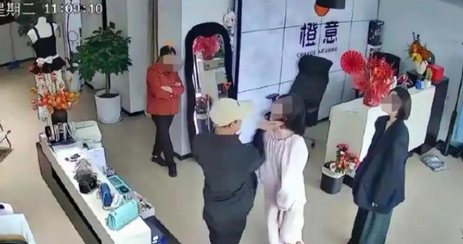 一巴掌断了父母子女情。河南，一个女子在店内上班，突然父母闯进来，开口就找女子要3