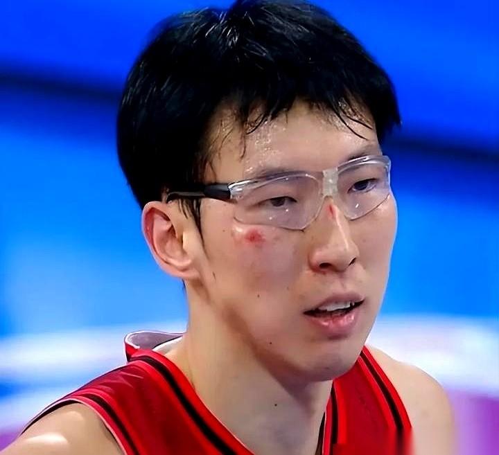 周琦那么大个儿，直挺挺砸在徐杰身上的时候，我隔着屏幕都感觉骨头疼。结果一堆人追