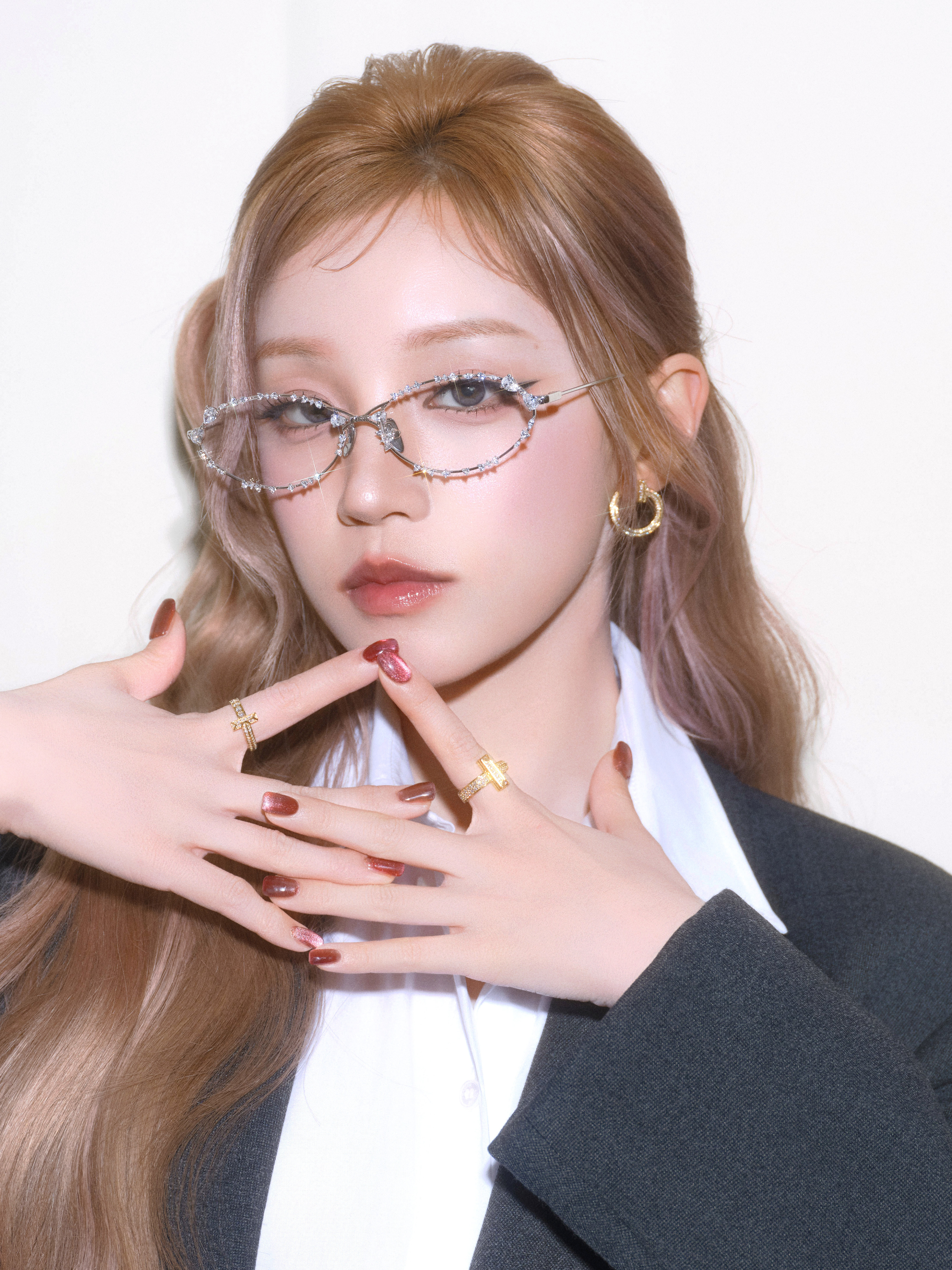 戴眼镜的宋雨琦，学姐系