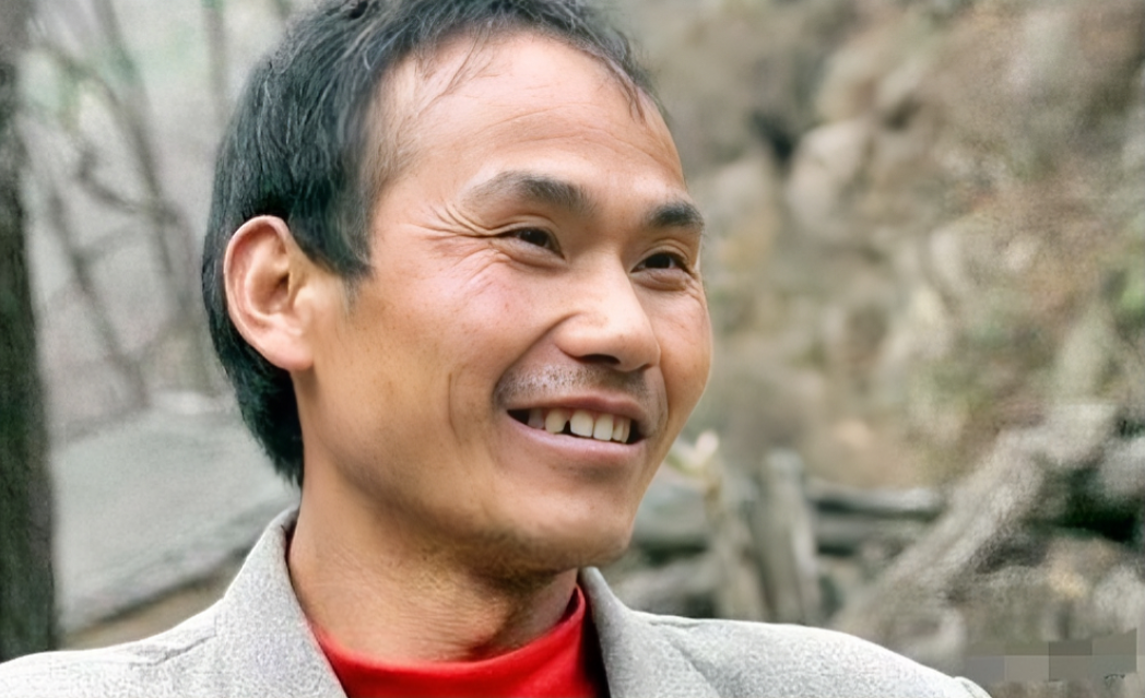 2012年，一名41岁陕西男子被撞身亡。警方在他破旧的衣服里，发现了一张被血浸染
