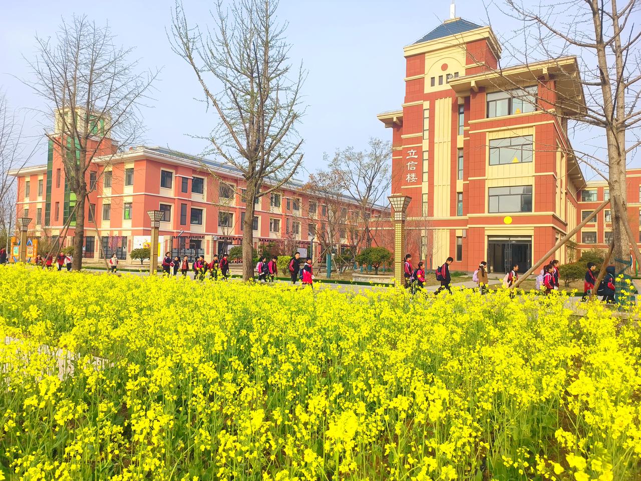 在一次调研会议上，有一位中学校长对于教师的评估很迷茫。说以前统一考试，能够了解每