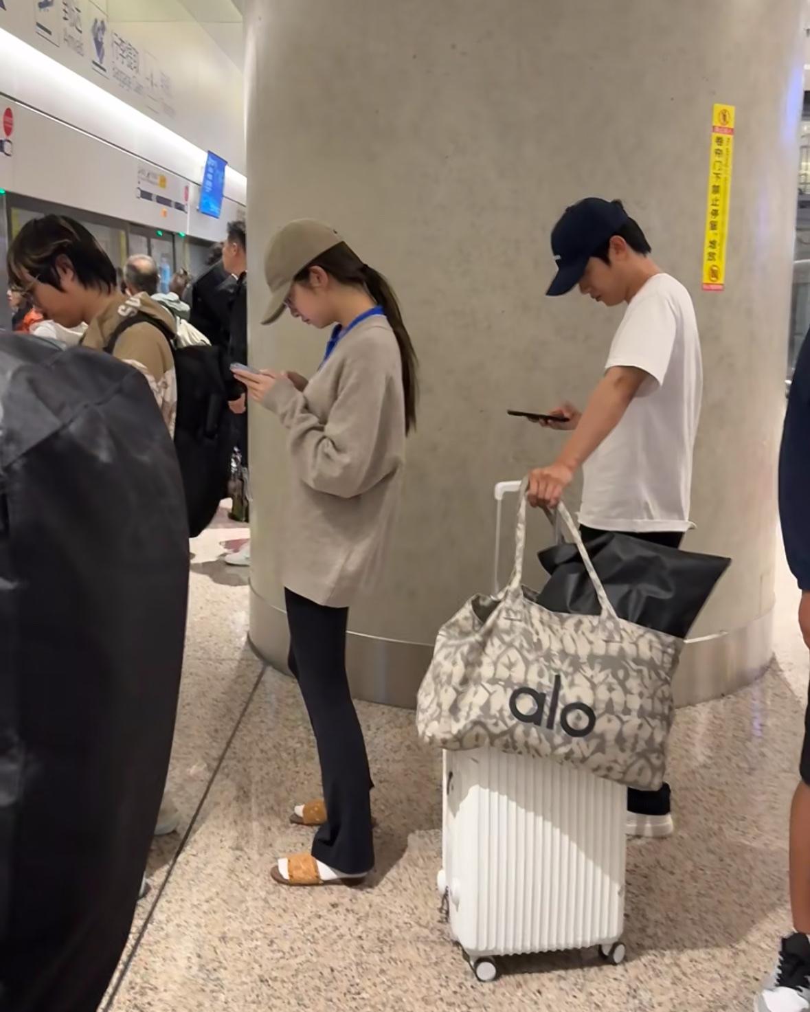 徐如蓝方益炯前往普吉岛度假被拍,方医生全程拎行李拉行李箱,把蓝蓝照顾得很好,也很