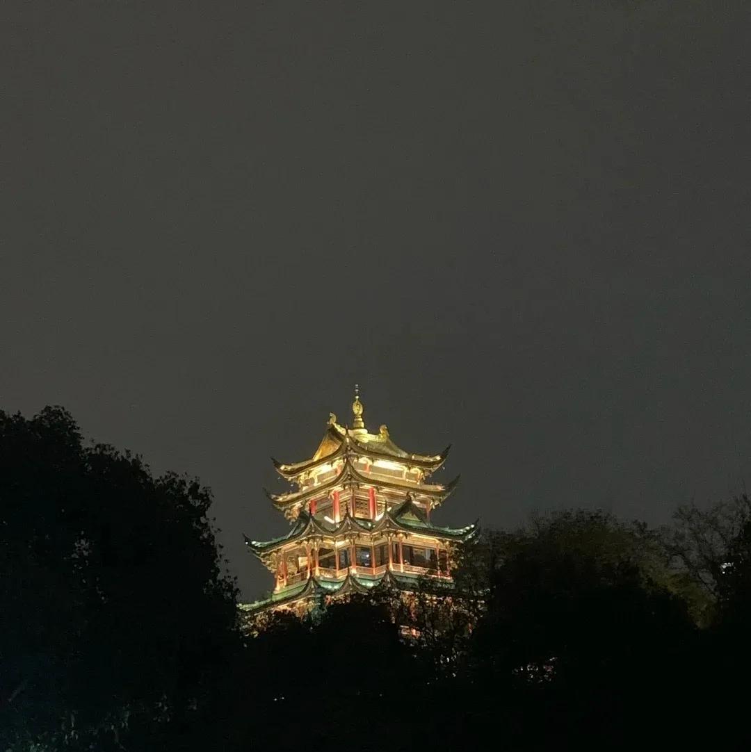 去重庆，我跟朋友一落地就直奔洪崖洞，心想着总算能亲眼见见现实版的“千与千寻”了。