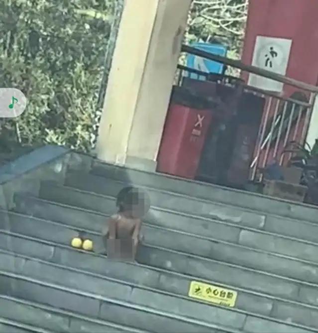 四川一个服务区里，有人拍到一个小孩像“野人”一样，光着身子在地上爬来爬去。这