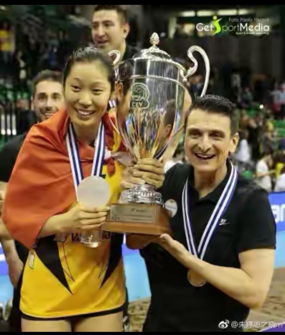 毋庸置疑朱婷是天才排球运动员，身高1.98米，臂展2.13米，蚂蚱体型，弹跳力惊