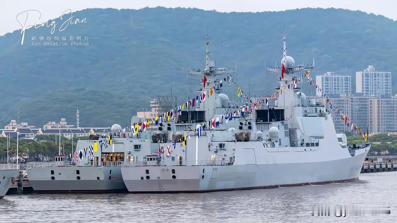 它们同框时：看新老两批次的052D有何差异！158号宿州舰和154号厦门舰并排