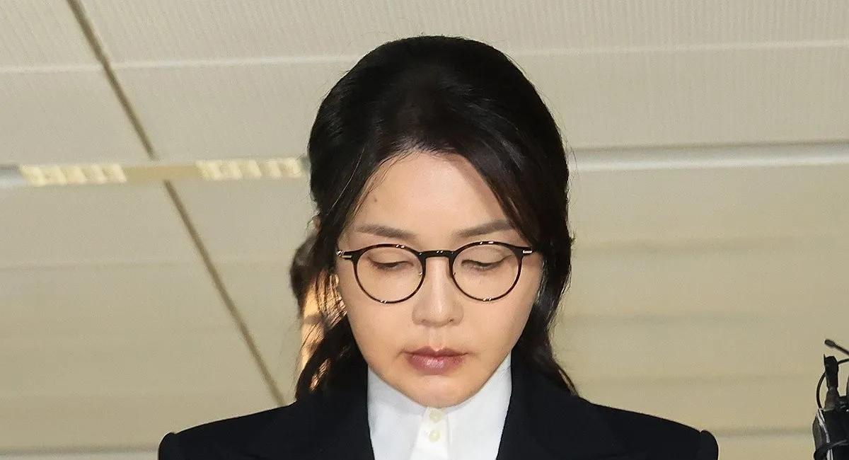 金建希：又出来一个了！看来老天爷也帮不了我了！老公，这个锅你背吧！尹锡悦：我现