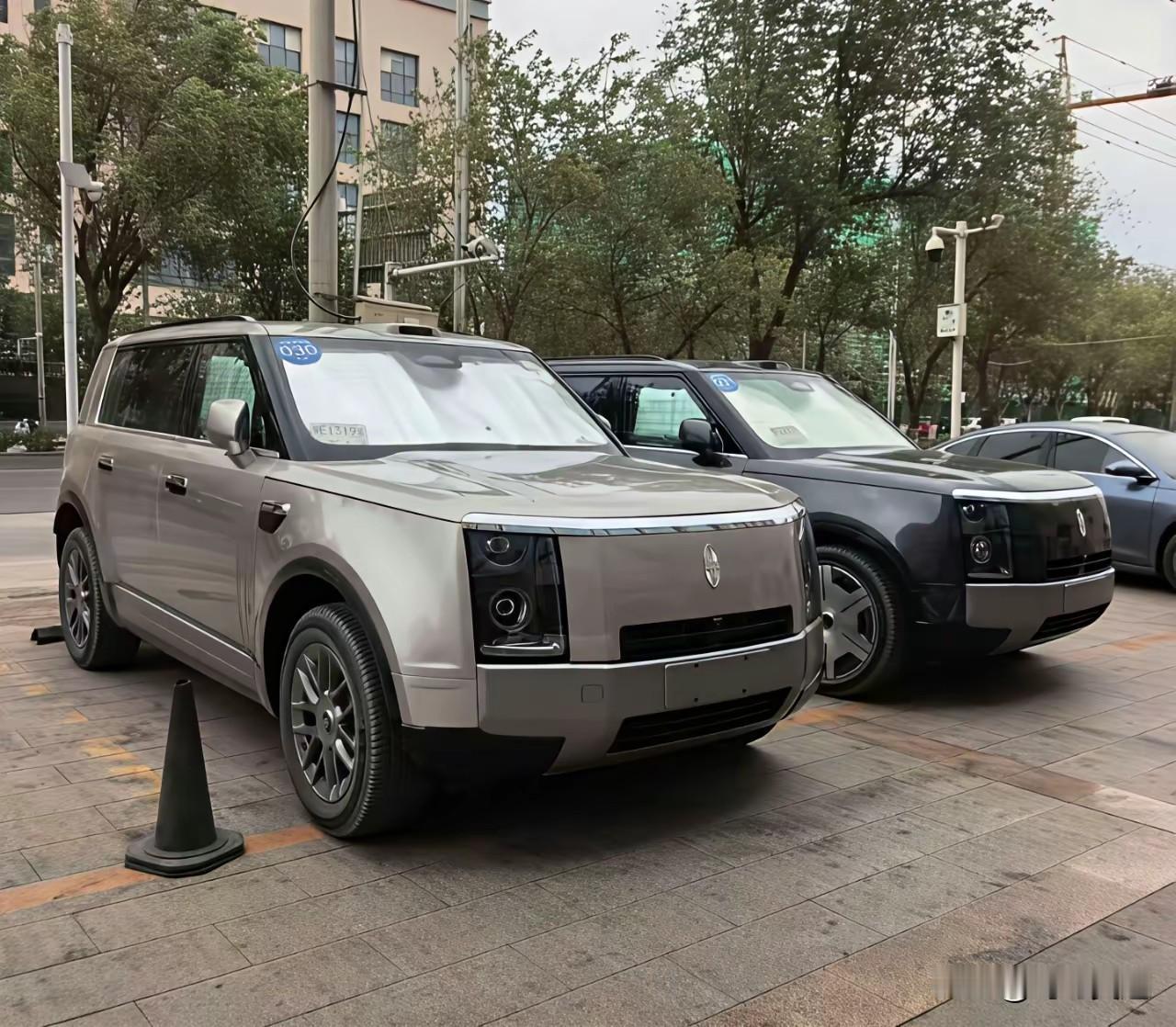 这怎么造了一个四不像出来，看着有点难受，不像路虎也不像奔驰大g，就不能有点自己的