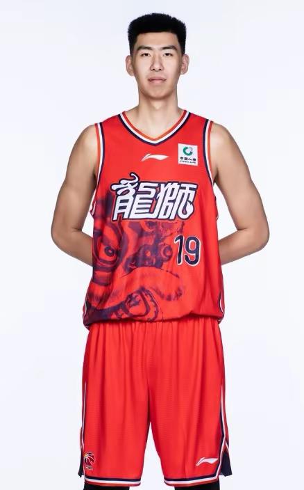 徐昕今日办理赴美签证，为登陆NCAA联赛铺路，受年龄相关规则限制，徐昕最多只能在NCAA征战两个赛季