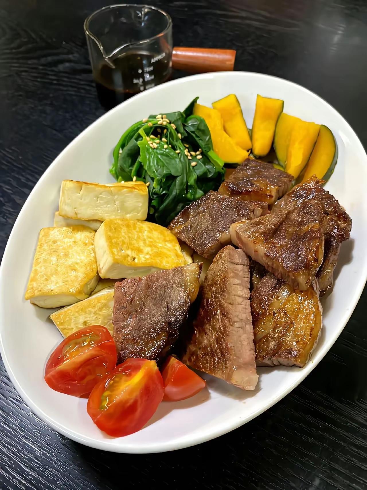 减脂午餐，菜谱搭配精美营养丰富，不错不错。[赞][赞][赞]海虾+牛肉+鸡胸