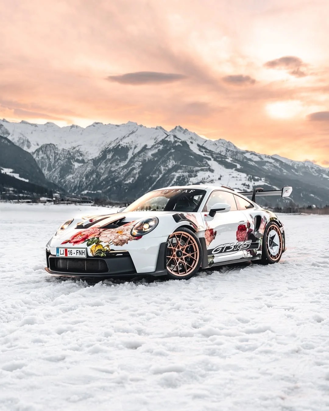 保时捷992GT3RS，这个涂装太有艺术性了，一点不艳俗车的新衣