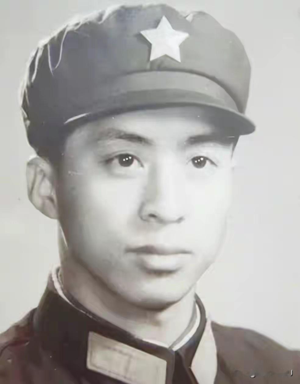 【入伍前，她悄悄把一封信塞进我手里，火车开动时打开，旁边的战友们就开始打趣：“你