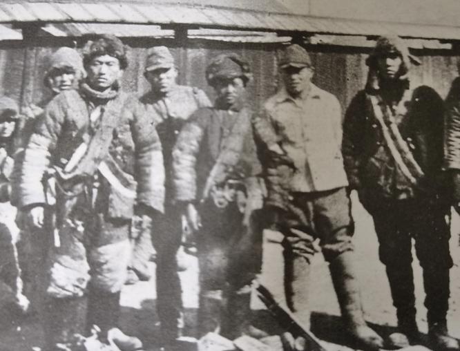 1931年的一天，在黑龙江省林口县五道河子屯的山上，一男孩正在山上放羊，突然听