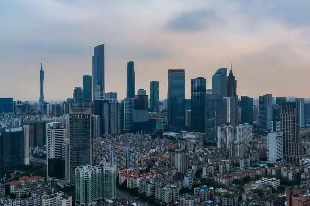 每天有200万人悄悄跨城上下班，他们睡在佛山，打卡在广州。两座城市之间，只剩下一