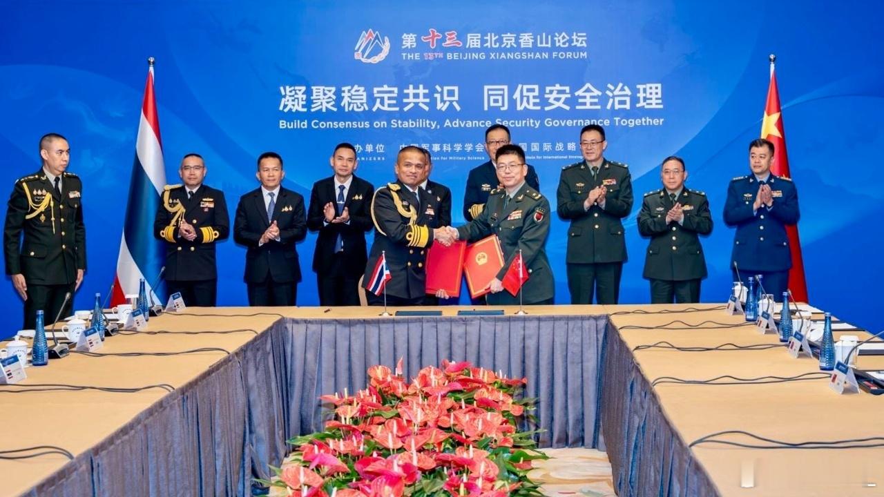 泰国海军发言人昨天（17日）透露，9月16日泰国国防部长与中方董部长共同见证了支持泰国海军S26T潜